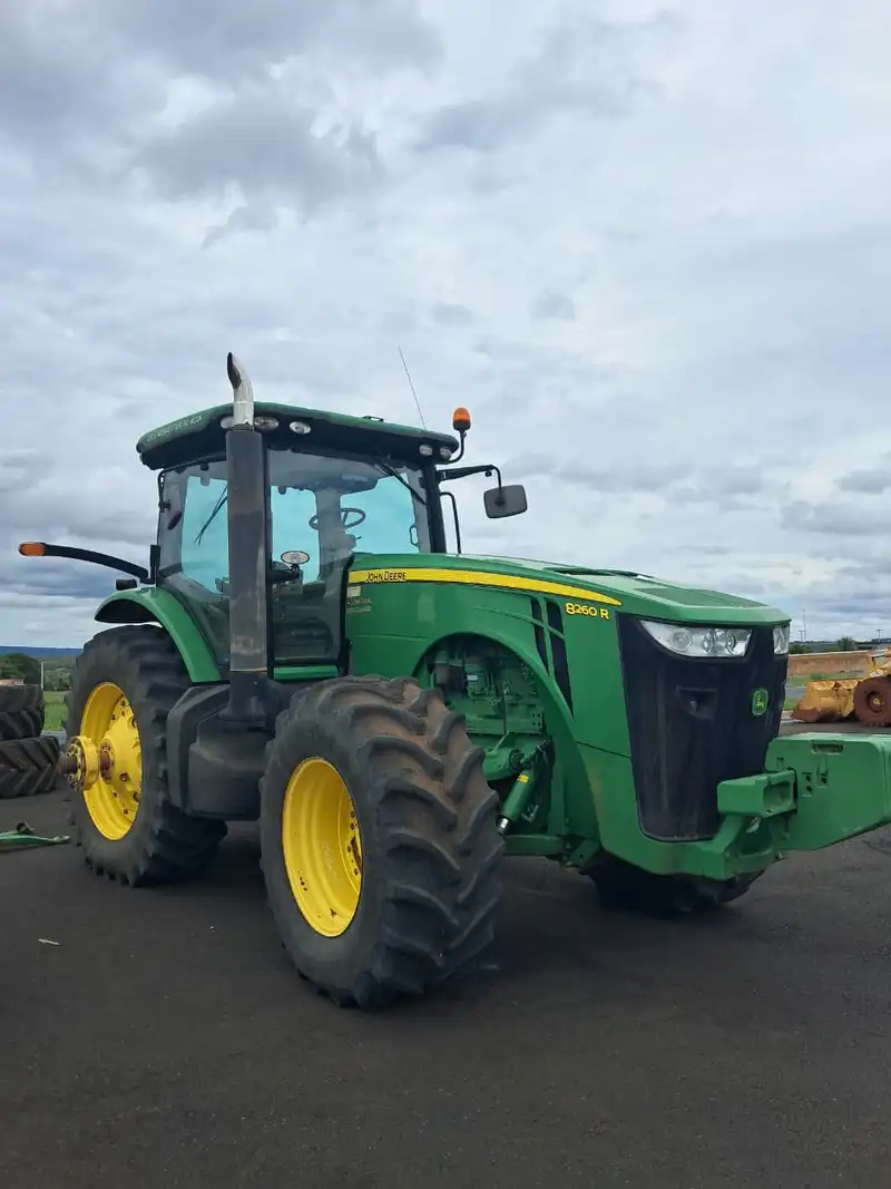 John Deere 8260R