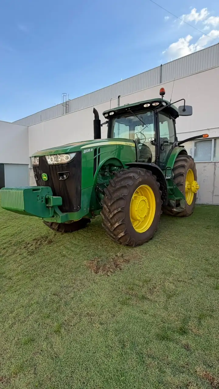 John Deere 8335