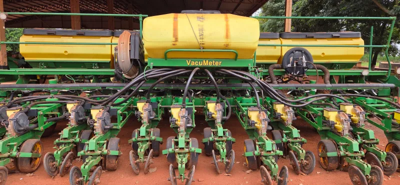 John Deere 2115