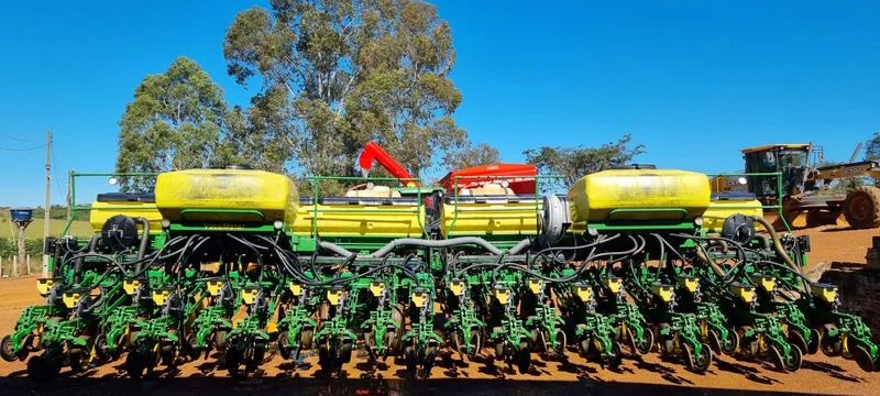 John Deere 2122
