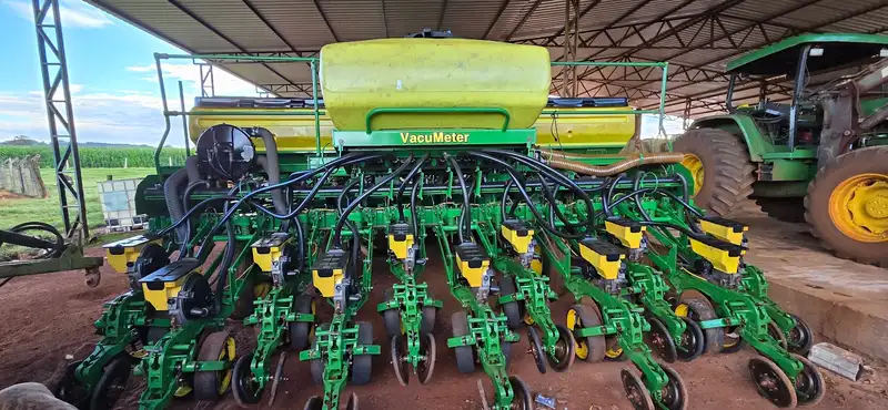 John Deere 2122
