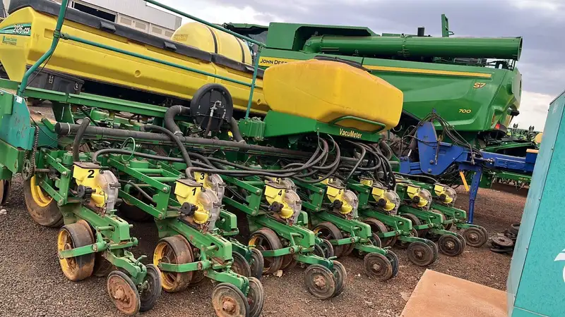 John Deere 2126