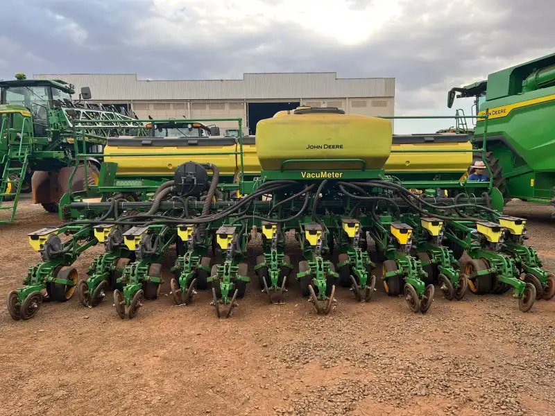 John Deere 2126