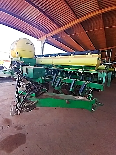 John Deere 2126