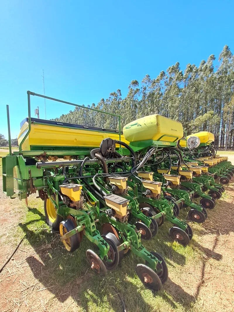 John Deere 2126