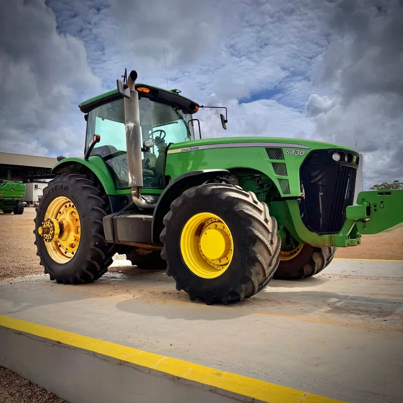 John Deere 8430